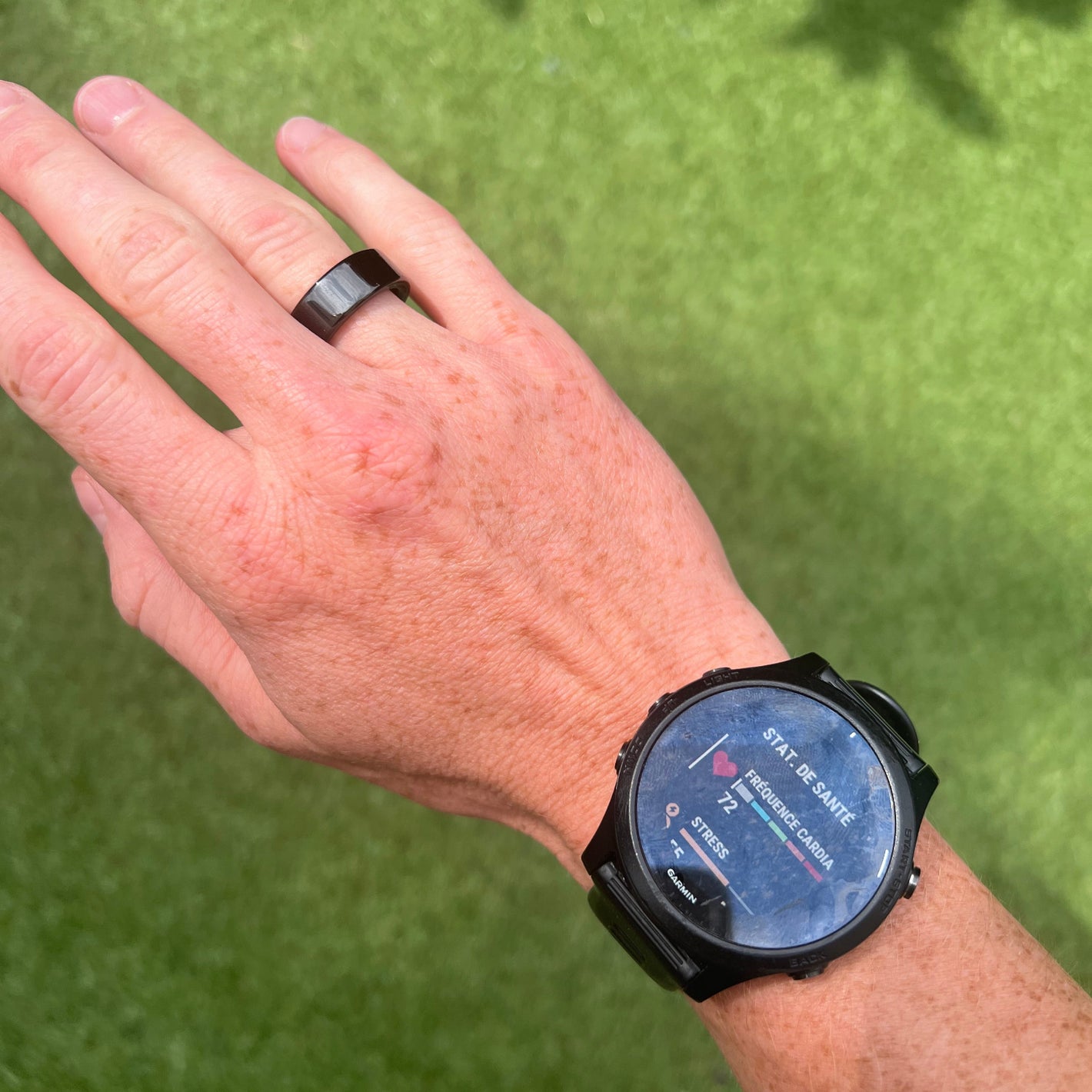 photo de la bague connectee pour le sport ou le suivi santé sommeil vyraring , avec une garmin forerunner