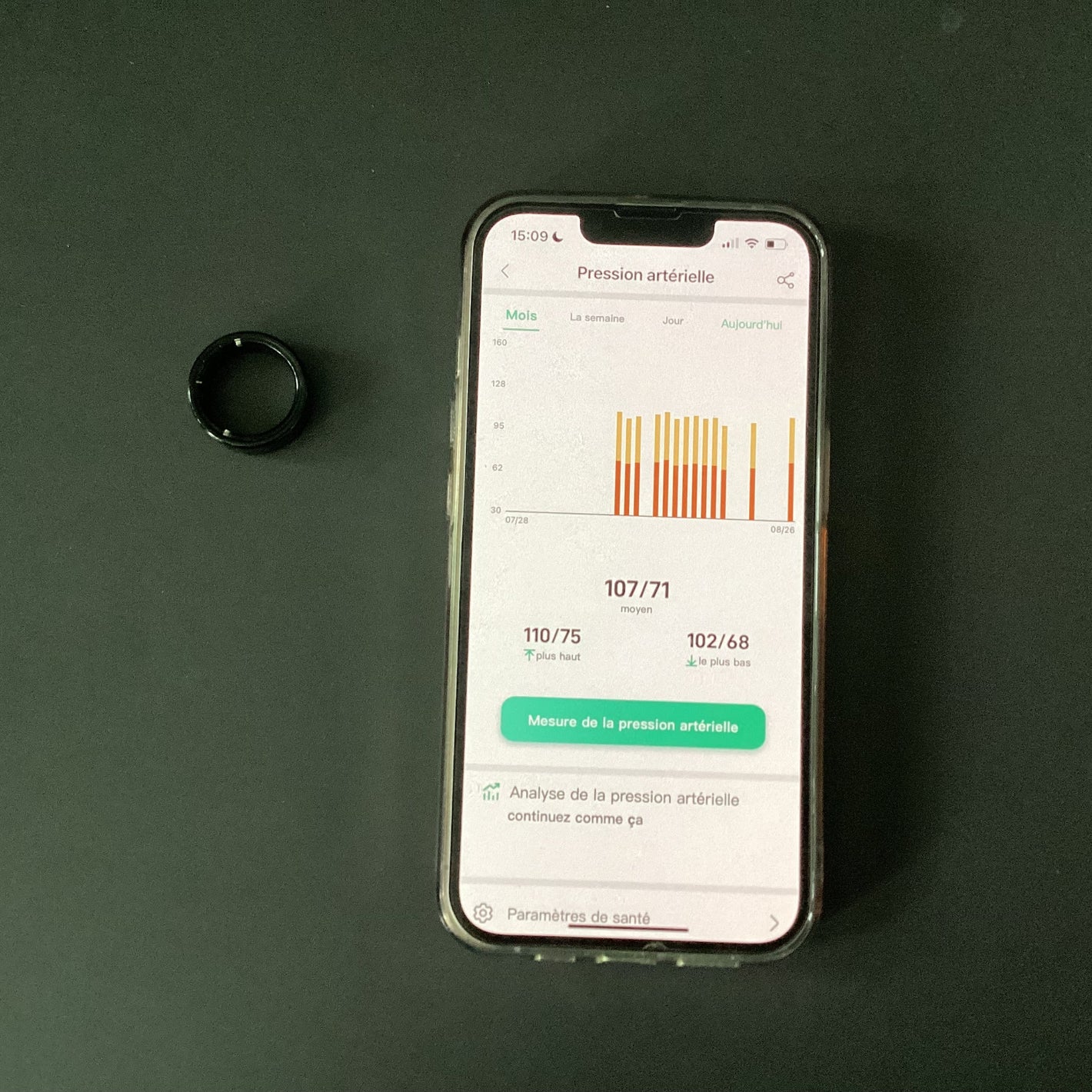 photo de la bague connectee pour le sport ou le suivi santé sommeil vyraring , avec iPhone et statistiques